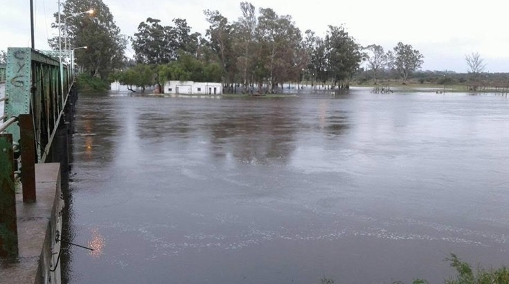 Santa Lucía Cuatro familias evacuadas por el desborde del Río