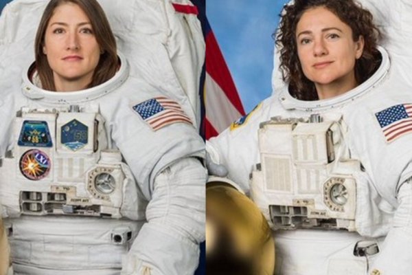 Dos Astronautas Realizan La Primera Caminata Hecha Exclusivamente Por