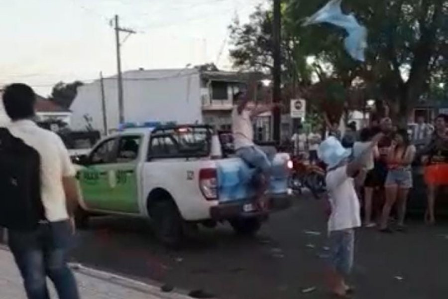 Un Hincha Fue Demorado Por Subirse A Un Patrullero Durante Los Festejos