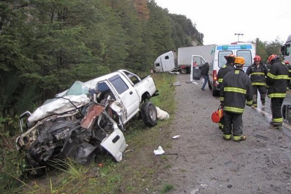 Dos hombres murieron tras choque frontal entre un camión y una camioneta en Santo Tomé