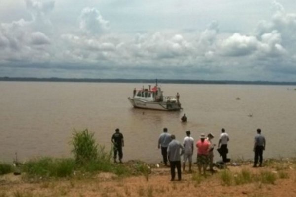 Hallan un cadáver flotando con mochila con piedras en el río Paraná