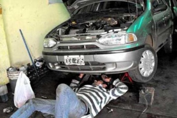 Mecánico falleció tras recibir una descarga eléctrica mientras arreglaba un auto