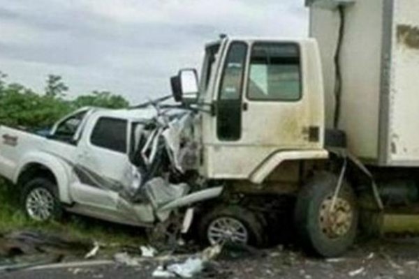 Loreto: Choque entre camión y camioneta dejó como saldo dos jóvenes en grave estado