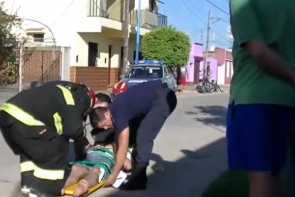 Motociclista chocó a un peatón y lo abandonó herido huyendo del lugar