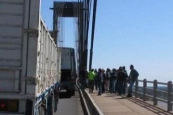 Personal de Caminera evitó que una mujer se arroje del puente General Belgrano al río Paraná