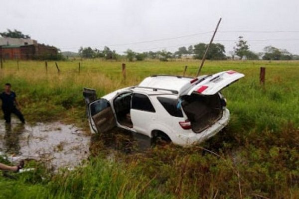 Funcionario del Chaco despitó y volcó con su camioneta cerca de Itatí