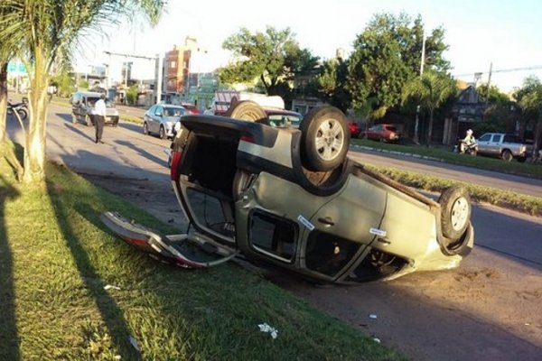 Capital: Un hombre alcoholizado volcó su vehículo y salió ileso