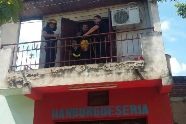 Pérdidas materiales en el incendio de una vivienda por Av. Alta Gracia