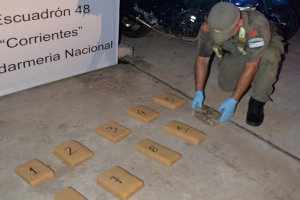 Secuestran marihuana y detienen a un hombre que quiso tirarse al rio