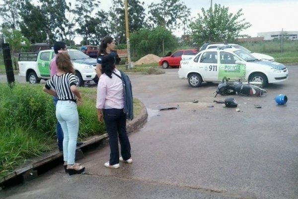 Mujer resultó herida en su mano al accidentarse con su motocicleta