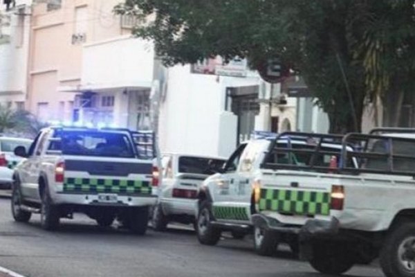 Esquina: Dos policías fueron atacados por una patota