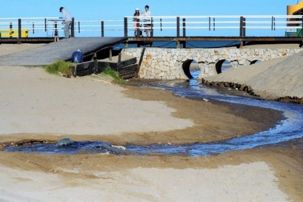 Colapsaron las cloacas en Villa Gesell y desbordan hasta el mar