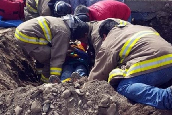 Obrero sufrió graves heridas en sus piernas al caer a un pozo en una obra de entubamiento