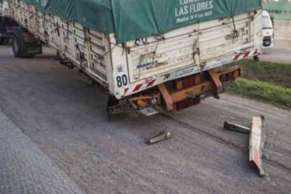 Conductor ebrio chocó contra el acoplado de un camión estacionado