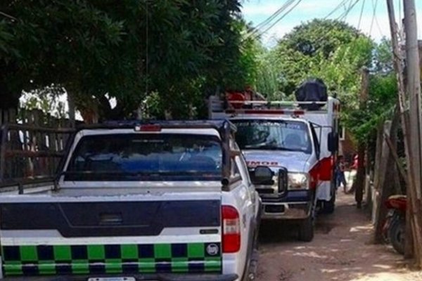 Policías rescataron a una familia tras voraz incendio en una casa