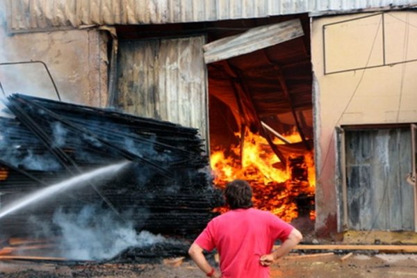 Incendio de gran magnitud en una maderera en Ituzaingó