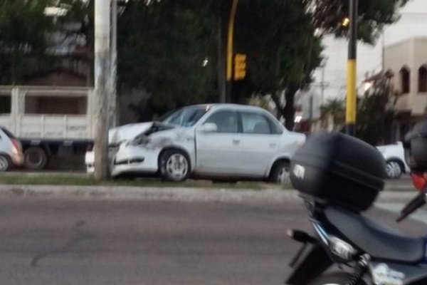 Auto quedó sin frenos, cruzó el semáforo en rojo y terminó chocando a otro vehículo