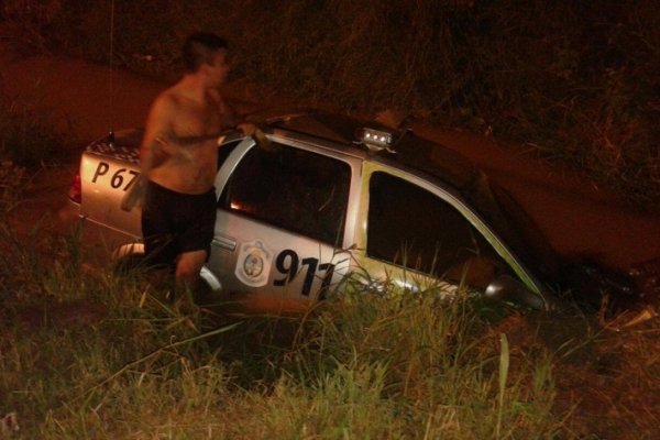 Patrullero terminó en un zanjón al perseguir a una camioneta que provocó un choque en Costanera