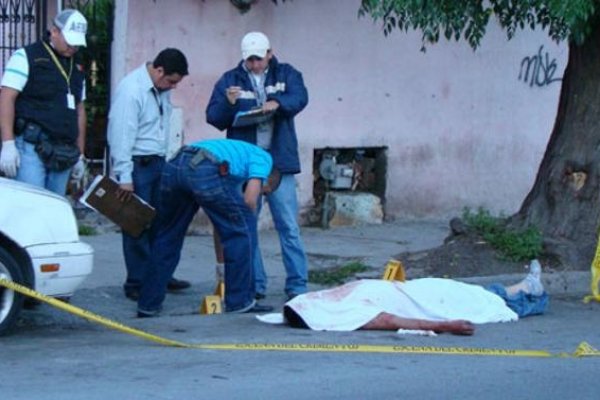 Tragedia en el barrio Pirayuí: Un hombre falleció tras caerse cuando estaba podando un árbol