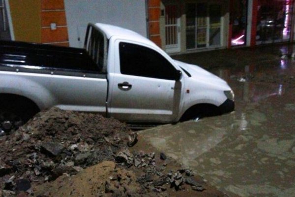 Borracho se llevó por delante un cartel y cayó en un bache