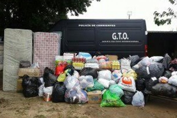 La Policía también aporta ayuda a las familias inundadas en Corrientes