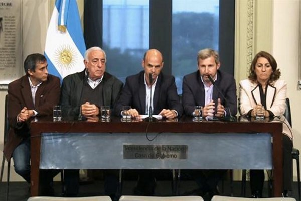 Dietrich anunció aumentos en los subsidios a colectivos en el interior