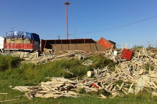 Ruta 12: Conductor herido al volcar un camión que transportaba madera cerca de la Granja Yatay