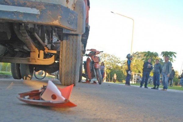 Motociclista saludó a conocidos y terminó chocando contra un camión