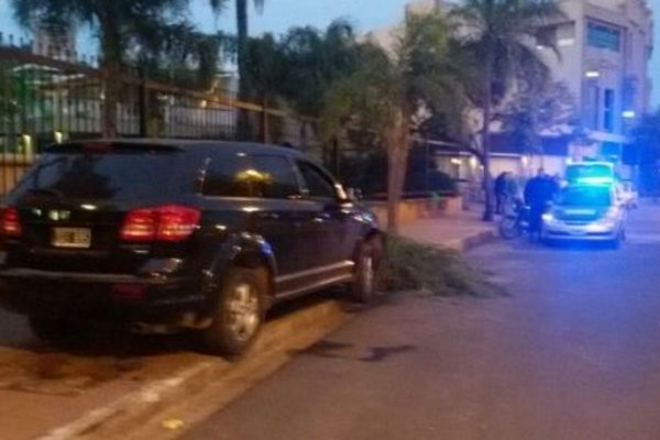 Plena Costanera: Menor alcoholizada perdió el control, cruzó de carril y chocó contra una palmera