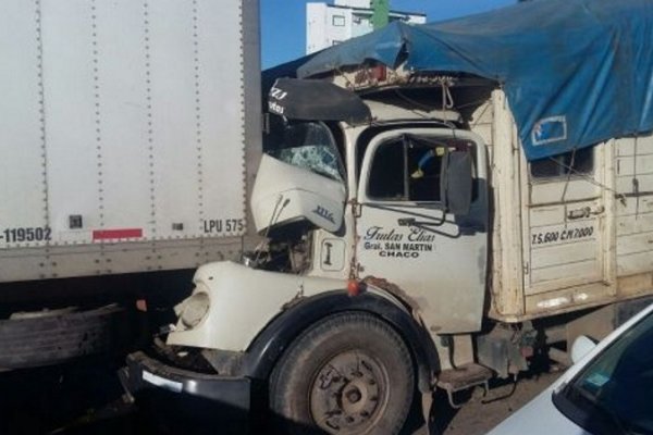 Camionero no frenó a tiempo y chocó a otro en el semáforo de avenida 3 de Abril y España