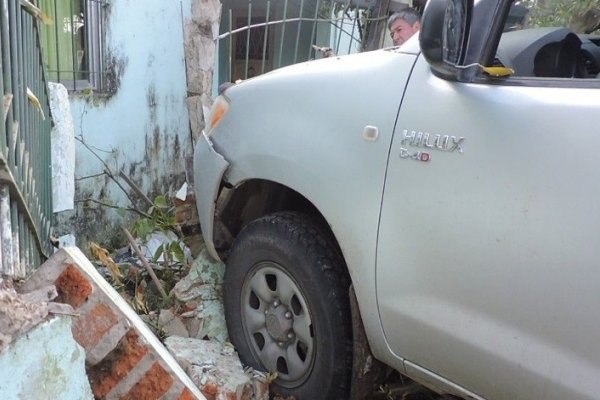 Una camioneta se incrustó en una casa y de milagro no hubo víctimas