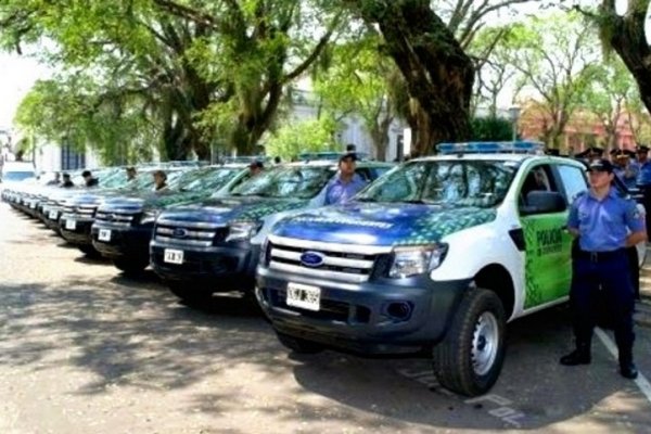 Entregarán 130 vehículos y uniforme completo para el personal policial