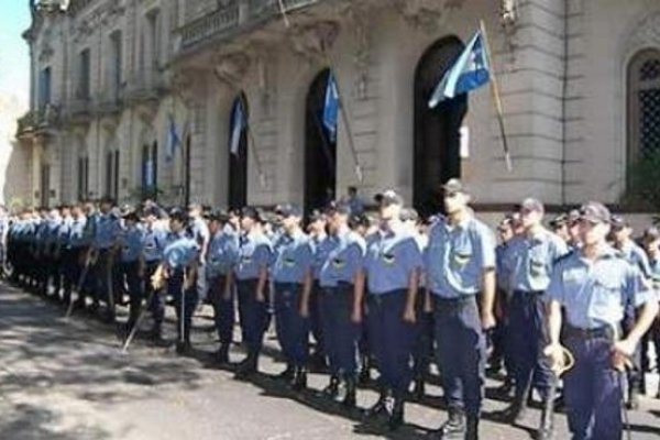 Corrientes: Ascienden a 893 policías