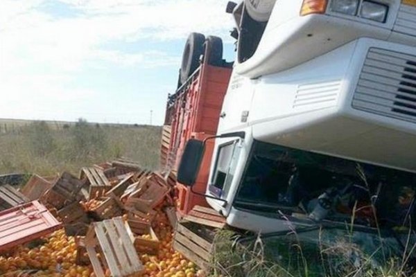 Camión cargado con naranjas volcó en el acceso a Monte Caseros