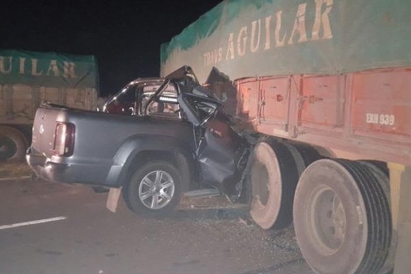 Mburucuyá: Conductor de una camioneta murió al chocar contra el acoplado de un camión atravesado