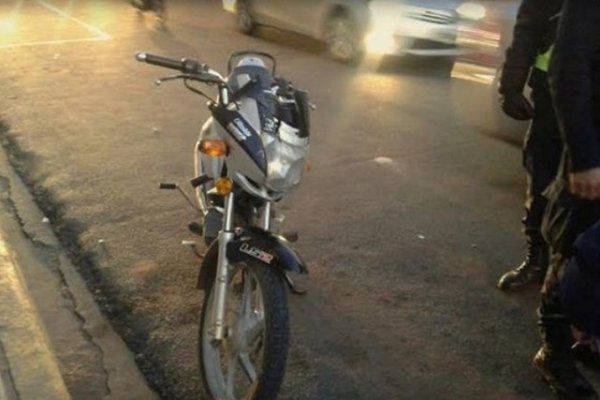 Motociclista borracho perdió el control y cayó a la cinta asfáltica