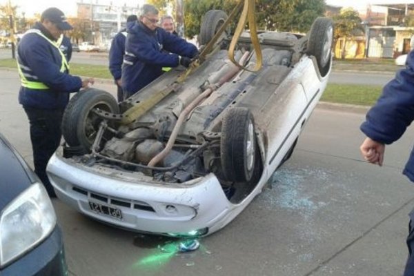 Corrientes: Conductor ebrio perdió el control de su auto y volcó