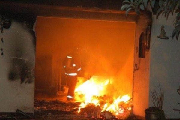 Incendio de gran magnitud destruyó una vivienda en el B° 17 de Agosto