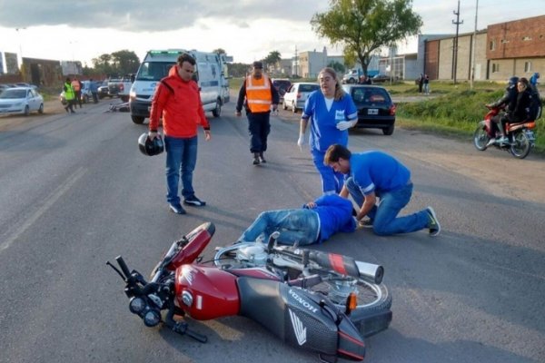 Dos motociclistas chocaron y debieron ser trasladados al Hospital