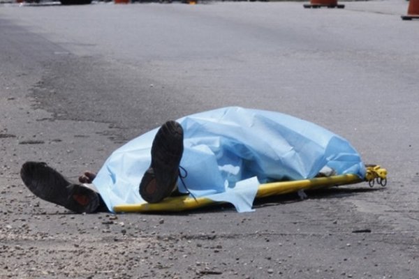 Motociclista murió al circular a alta velocidad, contramano y chocar contra un auto en Av. Maipú