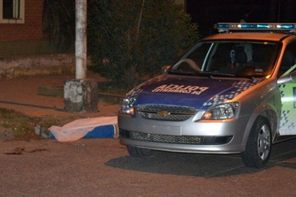 Motociclista murió tras perder el control y chocar contra una jirafa de alumbrado público en Chacabuco