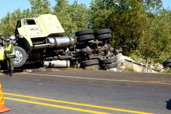 Santo Tomé: Camionero murió al volcar su rodado en Ruta 14