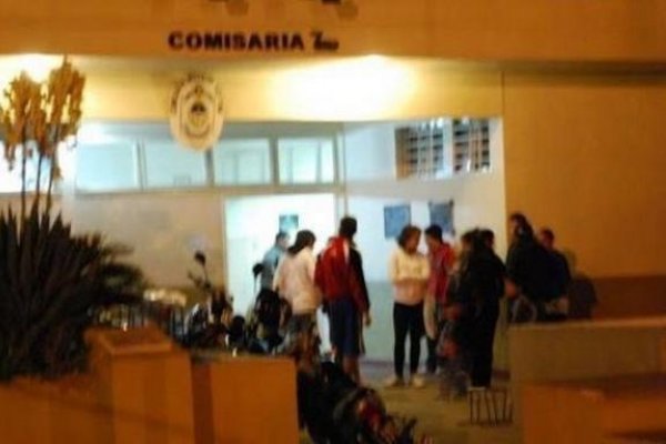 Apuñaló a dos hombres que intentaron robar su local y quedó detenido: Ambos están internados