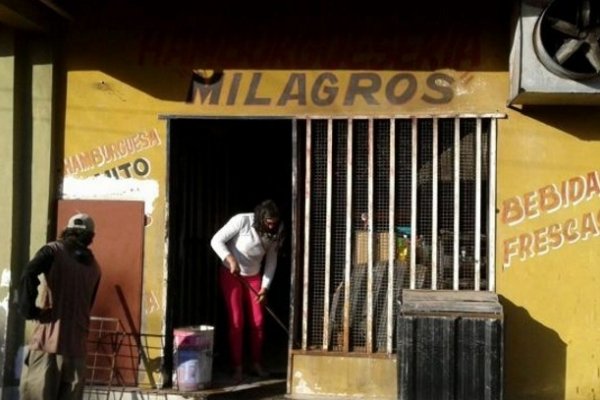 Comerciante prendió vela a un santo y casi incendia su local