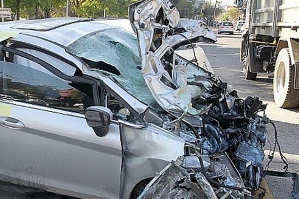 Virasoro: Mujer falleció al chocar un auto y un camión en Ruta 14