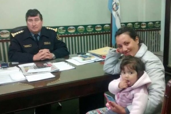 El Jefe de Policía entregó ayuda a una funcionaria que sufrió el incendio de su vivienda