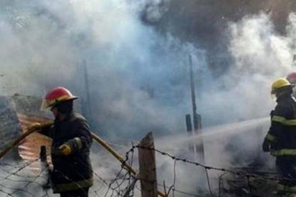 Perdió todo al incendiarse su casa en el asentamiento del barrio Pirayuí