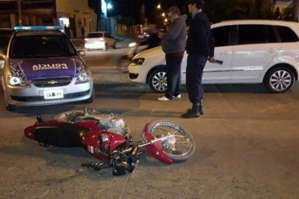 Motochorros escapaban de la policía y terminaron chocando contra un auto