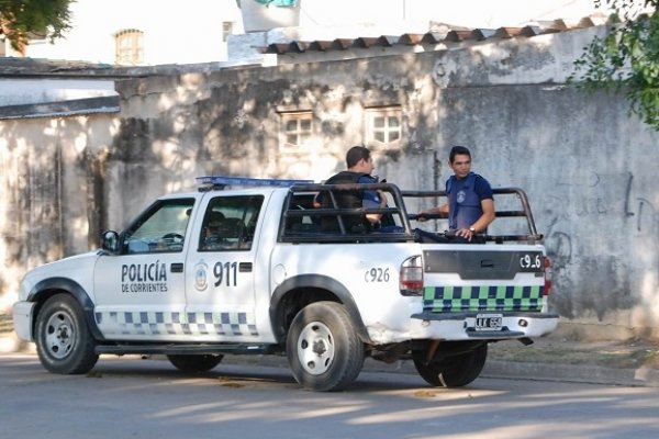 Un hombre fue apuñalado por un vecino en una pelea y está grave