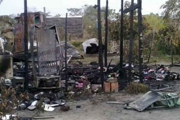 Una familia quedó en la calle tras quemarse su precaria vivienda